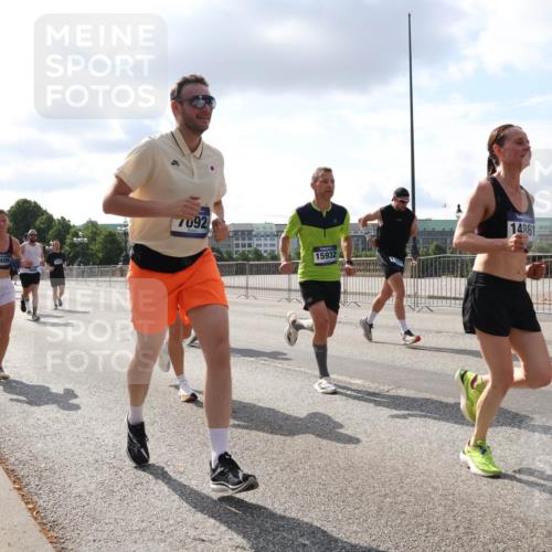 29.06.2025 - hella hamburg halbmarathon Lena Gebhardt http://msf.ph/oto/8421280 29.06.2025 09:51:45 Lombardsbrücke 17406, 7092, 15932, 14861, 1136, 1312, 1353, 1520, 1569, 1570, 1903, 1912, 1920, 1941, 2653, 2880, 2972, 3437, 3523, 3697, 3700, 4297, 4634, 4759, 4843, 4865, 4991, 4999, 5014, 5047, 5129, 5375, 5410, 5987, 6490, 6700, 6705, 6770, 7092, 7105, 7185, 7363, 7378, 7962, 8074, 8346, 8359, 8871, 8900, 9114, 9358, 9364, 9885, 10319, 10375, 10480, 10669, 10691, 10934, 10978, 11021, 11049, 11417, 11714, 11959, 12623, 12711, 14201 meine-sportfotos.de