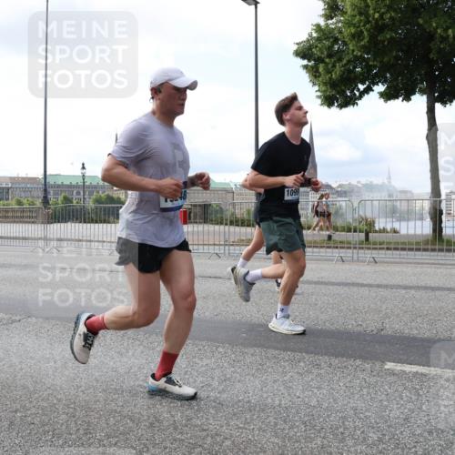 29.06.2025 - hella hamburg halbmarathon Lena Gebhardt http://msf.ph/oto/8421281 29.06.2025 10:05:49 Lombardsbrücke 1099, 1229, 1448, 1830, 1842, 1936, 1981, 2288, 2298, 2471, 2540, 2624, 3062, 3461, 3929, 4014, 4169, 4542, 4782, 5073, 5762, 6014, 7741, 8051, 8316, 8894, 8909, 9339, 9477, 9680, 9736, 9737, 9738, 9917, 10343, 10694, 10791, 10998, 11784, 11873, 11958, 12557, 13042, 13054, 14465, 14642, 14987, 15766, 15772, 16092, 16441, 16546, 16687, 17731, 17740, 17885, 18768, 18857, 18973, 19248 meine-sportfotos.de