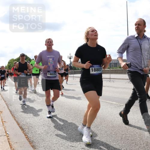 29.06.2025 - hella hamburg halbmarathon Lena Gebhardt http://msf.ph/oto/8421283 29.06.2025 10:18:31 Lombardsbrücke 6270, 4770, 18825, 18807, 1234, 1268, 1325, 1521, 1554, 1820, 1982, 2087, 2147, 2335, 2634, 2703, 2781, 2821, 3125, 3202, 3321, 3482, 3529, 3591, 3592, 3977, 4123, 4383, 4710, 4738, 4802, 4804, 5049, 5834, 5909, 5910, 6270, 6332, 6533, 7121, 7160, 7214, 7454, 7838, 7882, 7883, 8067, 8248, 8341, 8665, 9222, 9276, 9505, 9539, 9586, 9658, 9748, 9834, 9844, 10172, 10502, 10659, 10687, 10908, 12498, 12541, 12548, 12552, 12703, 13341 meine-sportfotos.de