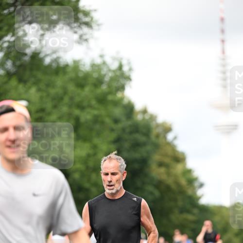 29.06.2025 - hella hamburg halbmarathon Dr. Thomas Lammeyer http://msf.ph/oto/8421293 29.06.2025 10:47:18 Kennedybrücke 1150, 1360, 1656, 1929, 1994, 2401, 2450, 2509, 2580, 2940, 2941, 3283, 3378, 3764, 3874, 4092, 4334, 4353, 4778, 4891, 4892, 5268, 5403, 6764, 6837, 7357, 7477, 7515, 7557, 7666, 8000, 8161, 8233, 8435, 9304, 9980, 10008, 10536, 10697, 10734, 10899, 11331 meine-sportfotos.de