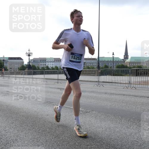 29.06.2025 - hella hamburg halbmarathon Lena Gebhardt http://msf.ph/oto/8421297 29.06.2025 09:42:21 Lombardsbrücke 15253, 1241, 2604, 2618, 2892, 6559, 7862, 10468, 10485, 11965, 13440, 13751, 14019, 14113, 14506, 15253, 16169, 16615, 17003, 17752, 18124, 18569, 18897 meine-sportfotos.de