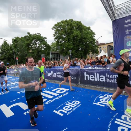 29.06.2025 - hella hamburg halbmarathon Zöllner http://msf.ph/oto/8421298 29.06.2025 10:53:40 Ziel 1030, 1098, 1502, 1783, 2058, 2630, 3399, 3819, 5399, 6628, 6762, 10549, 10895, 11588, 11589, 11604, 12632, 13865, 15061, 15113, 15441, 15497, 15856, 16092, 18143, 18450, 18612, 18666, 18715 meine-sportfotos.de