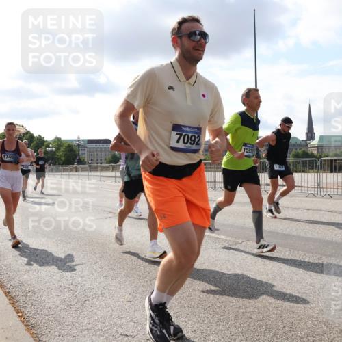 29.06.2025 - hella hamburg halbmarathon Lena Gebhardt http://msf.ph/oto/8421300 29.06.2025 09:51:45 Lombardsbrücke 1740, 7092, 15932, 11021, 1136, 1312, 1353, 1520, 1569, 1570, 1903, 1912, 1920, 1941, 2653, 2880, 2972, 3437, 3523, 3697, 3700, 4297, 4634, 4759, 4843, 4865, 4991, 4999, 5014, 5047, 5129, 5375, 5410, 5987, 6490, 6700, 6705, 6770, 7092, 7105, 7185, 7363, 7378, 7962, 8074, 8346, 8359, 8871, 8900, 9114, 9358, 9364, 9885, 10319, 10375, 10480, 10669, 10691, 10934, 10978, 11021, 11049, 11417, 11714, 11959, 12623, 12711, 14201 meine-sportfotos.de