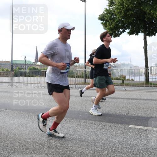 29.06.2025 - hella hamburg halbmarathon Lena Gebhardt http://msf.ph/oto/8421308 29.06.2025 10:05:49 Lombardsbrücke 1099, 1229, 1448, 1830, 1842, 1936, 1981, 2288, 2298, 2471, 2540, 2624, 3062, 3461, 3929, 4014, 4169, 4542, 4782, 5073, 5762, 6014, 7741, 8051, 8316, 8894, 8909, 9339, 9477, 9680, 9736, 9737, 9738, 9917, 10343, 10694, 10791, 10998, 11784, 11873, 11958, 12557, 13042, 13054, 14465, 14642, 14987, 15766, 15772, 16092, 16441, 16546, 16687, 17731, 17740, 17885, 18768, 18857, 18973, 19248 meine-sportfotos.de