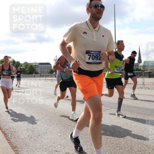 29.06.2025 - hella hamburg halbmarathon Lena Gebhardt http://msf.ph/oto/8421319 29.06.2025 09:51:45 Lombardsbrücke 1740, 18356, 25, 7092, 15932, 11021, 1136, 1312, 1353, 1520, 1569, 1570, 1903, 1912, 1920, 1941, 2653, 2880, 2972, 3437, 3523, 3697, 3700, 4297, 4634, 4759, 4843, 4865, 4991, 4999, 5014, 5047, 5129, 5375, 5410, 5987, 6490, 6700, 6705, 6770, 7092, 7105, 7185, 7363, 7378, 7962, 8074, 8346, 8359, 8871, 8900, 9114, 9358, 9364, 9885, 10319, 10375, 10480, 10669, 10691, 10934, 10978, 11021, 11049, 11417, 11714, 11959, 12623, 12711, 14201 meine-sportfotos.de