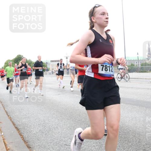 29.06.2025 - hella hamburg halbmarathon Lena Gebhardt http://msf.ph/oto/8421343 29.06.2025 10:52:35 Lombardsbrücke 17002, 13208, 13207, 11091, 7812, 1369, 1826, 2146, 2362, 2420, 2528, 2983, 3140, 3227, 3645, 4087, 4273, 4436, 4591, 4729, 4815, 5262, 5360, 6386, 6403, 6404, 6406, 6671, 6985, 7032, 7511, 7690, 7691, 7735, 7737, 7812, 8194, 8196, 8641, 9068, 9070, 9103, 9368, 9731, 10055, 10080, 10296, 10342, 10392, 10600, 10634, 10879, 10884, 10928, 10981, 11084, 11126, 11127, 11297, 11736, 11899, 11974, 12127, 12128, 12546, 12558, 12994, 14009 meine-sportfotos.de