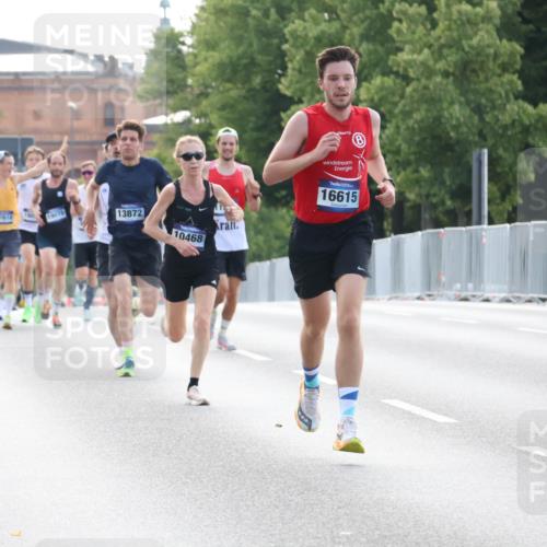29.06.2025 - hella hamburg halbmarathon Lena Gebhardt http://msf.ph/oto/8421350 29.06.2025 09:42:24 Lombardsbrücke 19078, 13872, 10468, 16615, 1241, 2604, 2618, 6559, 7862, 10468, 10485, 11078, 11965, 13440, 13872, 13913, 14019, 14113, 14506, 15253, 16169, 16615, 17003, 17752, 18124, 18569 meine-sportfotos.de