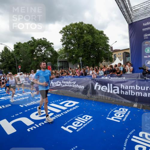 29.06.2025 - hella hamburg halbmarathon Zöllner http://msf.ph/oto/8421351 29.06.2025 10:53:43 Ziel 1502, 2058, 2082, 2518, 2630, 3399, 3819, 5399, 6762, 10549, 10895, 11588, 11589, 11604, 12632, 13865, 14702, 14818, 15061, 15441, 15856, 16092, 17482, 18143, 18514, 18666, 18715 meine-sportfotos.de