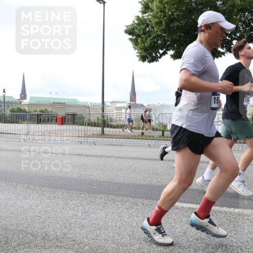 29.06.2025 - hella hamburg halbmarathon Lena Gebhardt http://msf.ph/oto/8421354 29.06.2025 10:05:50 Lombardsbrücke 19, 1229, 1448, 1830, 1842, 1936, 1981, 2298, 2471, 2540, 2624, 3062, 3461, 3929, 4014, 4169, 4542, 4782, 5073, 5762, 6014, 7741, 8051, 8316, 8894, 8909, 9339, 9477, 9736, 9737, 9738, 9917, 10343, 10791, 10998, 11784, 11873, 11958, 12557, 13042, 13054, 14465, 14642, 14987, 15766, 15772, 16092, 16441, 16546, 16687, 17731, 17740, 17885, 18768, 18857, 18973, 19248 meine-sportfotos.de