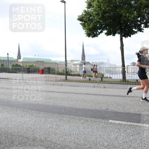 29.06.2025 - hella hamburg halbmarathon Lena Gebhardt http://msf.ph/oto/8421377 29.06.2025 10:05:50 Lombardsbrücke 1229, 1448, 1830, 1842, 1936, 1981, 2298, 2471, 2540, 2624, 3062, 3461, 3929, 4014, 4169, 4542, 4782, 5073, 5762, 6014, 7741, 8051, 8316, 8894, 8909, 9339, 9477, 9736, 9737, 9738, 9917, 10343, 10791, 10998, 11784, 11873, 11958, 12557, 13042, 13054, 14465, 14642, 14987, 15766, 15772, 16092, 16441, 16546, 16687, 17731, 17740, 17885, 18768, 18857, 18973, 19248 meine-sportfotos.de