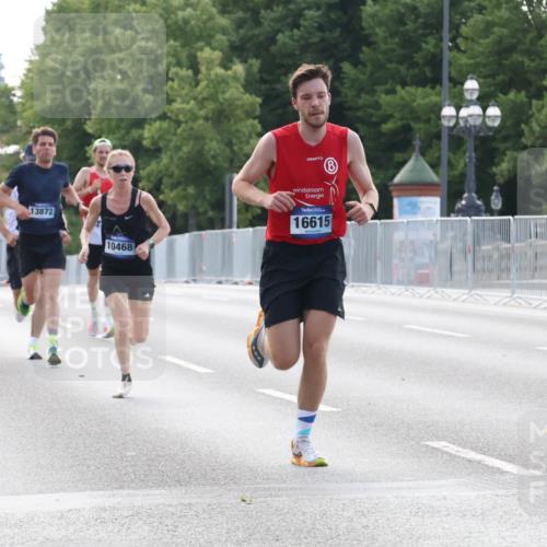 29.06.2025 - hella hamburg halbmarathon Lena Gebhardt http://msf.ph/oto/8421385 29.06.2025 09:42:26 Lombardsbrücke 17614, 13872, 10468, 16615, 2604, 2618, 6559, 7862, 10468, 10485, 11078, 11965, 13872, 13913, 14019, 14113, 14506, 15253, 16615, 17003, 17752, 18124, 18569 meine-sportfotos.de