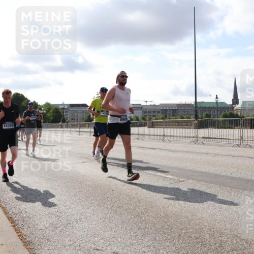29.06.2025 - hella hamburg halbmarathon Lena Gebhardt http://msf.ph/oto/8421407 29.06.2025 09:51:48 Lombardsbrücke 18356, 18049, 14346, 8900, 1136, 1312, 1353, 1520, 1569, 1570, 1903, 1912, 1920, 2653, 2880, 2972, 3437, 3523, 3697, 4297, 4634, 4759, 4843, 4865, 4991, 4999, 5014, 5047, 5129, 5231, 5375, 5410, 5987, 6490, 6700, 6705, 6770, 7092, 7105, 7185, 7363, 8074, 8346, 8359, 8871, 8900, 9114, 9358, 9364, 10319, 10375, 10480, 10669, 10691, 10934, 10978, 11021, 11049, 11417, 11714, 11959, 12438, 12623, 12711, 14201 meine-sportfotos.de