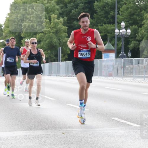 29.06.2025 - hella hamburg halbmarathon Lena Gebhardt http://msf.ph/oto/8421413 29.06.2025 09:42:26 Lombardsbrücke 17614, 19076, 13872, 10468, 16615, 2604, 2618, 6559, 7862, 10468, 10485, 11078, 11965, 13872, 13913, 14019, 14113, 14506, 15253, 16615, 17003, 17752, 18124, 18569 meine-sportfotos.de