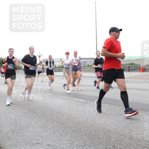 29.06.2025 - hella hamburg halbmarathon Lena Gebhardt http://msf.ph/oto/8421438 29.06.2025 10:52:36 Lombardsbrücke 17002, 11899, 13208, 13207, 5360, 11974, 1369, 1826, 2146, 2362, 2420, 2528, 2983, 3140, 3227, 3645, 4273, 4436, 4591, 4729, 4815, 5262, 5360, 6386, 6403, 6404, 6406, 6671, 6985, 7032, 7511, 7690, 7691, 7735, 7737, 7812, 8194, 8196, 8641, 9068, 9070, 9103, 9368, 9545, 9731, 10055, 10080, 10296, 10342, 10392, 10600, 10634, 10879, 10884, 10928, 10981, 11084, 11126, 11127, 11297, 11736, 11899, 11919, 11974, 12127, 12128, 12546, 12558, 12994, 14009 meine-sportfotos.de
