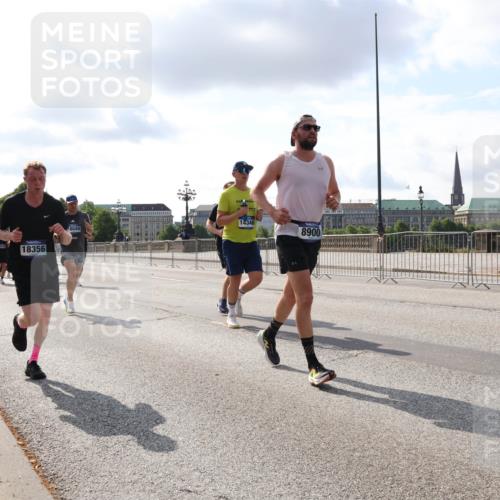 29.06.2025 - hella hamburg halbmarathon Lena Gebhardt http://msf.ph/oto/8421448 29.06.2025 09:51:48 Lombardsbrücke 13163, 18356, 14346, 8900, 1136, 1312, 1353, 1520, 1569, 1570, 1903, 1912, 1920, 2653, 2880, 2972, 3437, 3523, 3697, 4297, 4634, 4759, 4843, 4865, 4991, 4999, 5014, 5047, 5129, 5231, 5375, 5410, 5987, 6490, 6700, 6705, 6770, 7092, 7105, 7185, 7363, 8074, 8346, 8359, 8871, 8900, 9114, 9358, 9364, 10319, 10375, 10480, 10669, 10691, 10934, 10978, 11021, 11049, 11417, 11714, 11959, 12438, 12623, 12711, 14201 meine-sportfotos.de