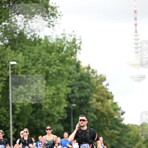 29.06.2025 - hella hamburg halbmarathon Dr. Thomas Lammeyer http://msf.ph/oto/8421451 29.06.2025 10:47:28 Kennedybrücke 1150, 1226, 1310, 1467, 1656, 2450, 2580, 2971, 3283, 3764, 4105, 4334, 4353, 4891, 4892, 5268, 5755, 6764, 7515, 7557, 8161, 8233, 8435, 9304, 10008, 10536, 10734, 10899 meine-sportfotos.de