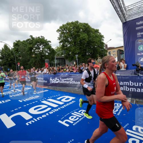 29.06.2025 - hella hamburg halbmarathon Zöllner http://msf.ph/oto/8421453 29.06.2025 10:53:46 Ziel 2058, 2082, 2518, 2630, 3819, 5399, 5607, 6877, 7177, 8285, 8335, 10895, 11588, 11589, 11604, 12632, 13865, 14702, 14818, 15061, 15441, 16092, 17482, 18143, 18514, 18715 meine-sportfotos.de