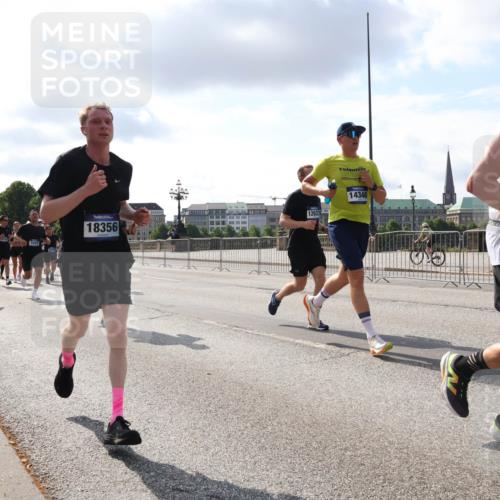 29.06.2025 - hella hamburg halbmarathon Lena Gebhardt http://msf.ph/oto/8421469 29.06.2025 09:51:49 Lombardsbrücke 3437, 13183, 18356, 12623, 14346, 890, 1136, 1312, 1353, 1520, 1569, 1570, 1903, 1912, 1920, 2653, 2880, 2972, 3437, 3523, 3697, 4297, 4634, 4759, 4843, 4865, 4991, 4999, 5014, 5047, 5129, 5231, 5336, 5375, 5410, 5987, 6490, 6700, 6705, 6770, 7092, 7105, 7185, 7363, 8074, 8346, 8359, 8564, 8871, 8900, 9114, 9358, 9364, 9659, 10319, 10375, 10480, 10669, 10691, 10934, 10978, 11021, 11049, 11417, 11714, 11959, 12438, 12623, 12711 meine-sportfotos.de