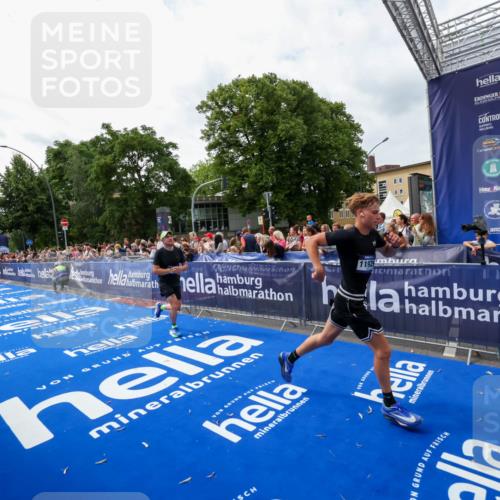29.06.2025 - hella hamburg halbmarathon Zöllner http://msf.ph/oto/8421476 29.06.2025 10:31:57 Ziel 3935, 4698, 6619, 10927, 11199, 11929 meine-sportfotos.de