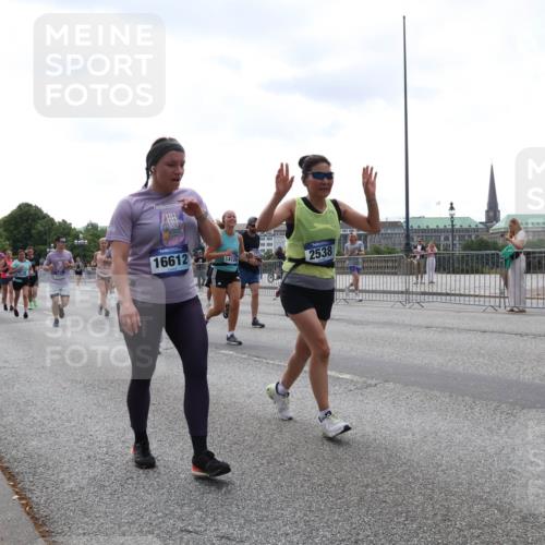 29.06.2025 - hella hamburg halbmarathon Lena Gebhardt http://msf.ph/oto/8421492 29.06.2025 10:42:55 Lombardsbrücke 16612, 14126, 2538, 1149, 1467, 1656, 1788, 1964, 1994, 2103, 2134, 2158, 2267, 2361, 2401, 2450, 2509, 2538, 2580, 2940, 2941, 2971, 3074, 3283, 3378, 3518, 3764, 3874, 4092, 4105, 4177, 4334, 4385, 4680, 4778, 5067, 5268, 5403, 5417, 5610, 5755, 5967, 6120, 6764, 7040, 7043, 7461, 7513, 8161, 8184, 8529, 8795, 8816, 8991, 9072, 9304, 9378, 9644, 9980, 10008, 10180, 10454, 10697, 11142, 11710, 12151, 12441, 13049, 13241 meine-sportfotos.de
