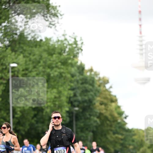 29.06.2025 - hella hamburg halbmarathon Dr. Thomas Lammeyer http://msf.ph/oto/8421514 29.06.2025 10:47:30 Kennedybrücke 1150, 1226, 1310, 1467, 2267, 2450, 2538, 2580, 2971, 3283, 3288, 3764, 4105, 4177, 4334, 4353, 4891, 4892, 5268, 5755, 7515, 7557, 8161, 8233, 8435, 9304, 10008, 10536, 10899 meine-sportfotos.de