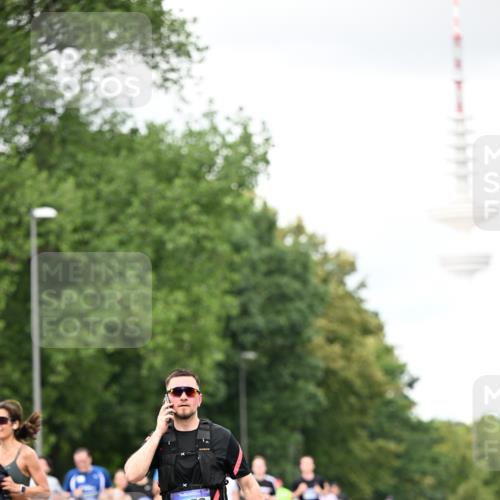 29.06.2025 - hella hamburg halbmarathon Dr. Thomas Lammeyer http://msf.ph/oto/8421521 29.06.2025 10:47:30 Kennedybrücke 1150, 1226, 1310, 1467, 2267, 2450, 2538, 2580, 2971, 3283, 3288, 3764, 4105, 4177, 4334, 4353, 4891, 4892, 5268, 5755, 7515, 7557, 8161, 8233, 8435, 9304, 10008, 10536, 10899 meine-sportfotos.de