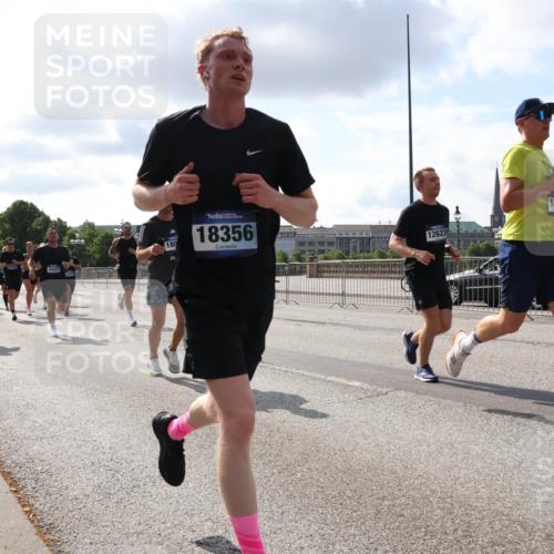 29.06.2025 - hella hamburg halbmarathon Lena Gebhardt http://msf.ph/oto/8421531 29.06.2025 09:51:49 Lombardsbrücke 3437, 13183, 180, 18356, 12623, 143, 1136, 1312, 1353, 1520, 1569, 1570, 1903, 1912, 1920, 2653, 2880, 2972, 3437, 3523, 3697, 4297, 4634, 4759, 4843, 4865, 4991, 4999, 5014, 5047, 5129, 5231, 5336, 5375, 5410, 5987, 6490, 6700, 6705, 6770, 7092, 7105, 7185, 7363, 8074, 8346, 8359, 8564, 8871, 8900, 9114, 9358, 9364, 9659, 10319, 10375, 10480, 10669, 10691, 10934, 10978, 11021, 11049, 11417, 11714, 11959, 12438, 12623, 12711 meine-sportfotos.de