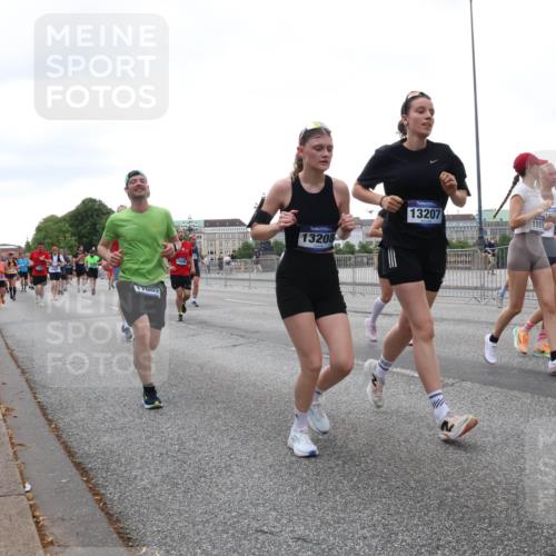 29.06.2025 - hella hamburg halbmarathon Lena Gebhardt http://msf.ph/oto/8421534 29.06.2025 10:52:37 Lombardsbrücke 17002, 10392, 13208, 13207, 118, 1369, 1826, 2146, 2362, 2420, 2528, 2701, 2983, 3140, 3227, 3645, 4273, 4436, 4591, 4729, 4815, 5262, 5360, 6386, 6403, 6404, 6406, 6671, 6985, 7032, 7511, 7690, 7691, 7735, 7737, 7812, 8194, 8196, 8641, 9068, 9070, 9103, 9368, 9545, 9731, 10055, 10080, 10296, 10342, 10392, 10600, 10634, 10879, 10884, 10928, 10981, 11084, 11126, 11127, 11297, 11736, 11899, 11919, 11974, 12127, 12128, 12546, 12558, 12994, 14009 meine-sportfotos.de