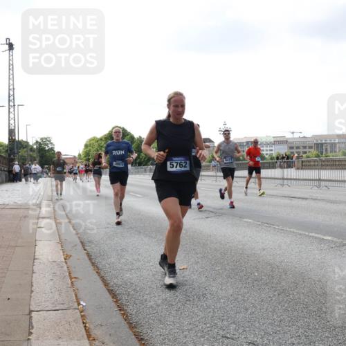 29.06.2025 - hella hamburg halbmarathon Lena Gebhardt http://msf.ph/oto/8421539 29.06.2025 10:05:52 Lombardsbrücke 18973, 5762, 9477, 1229, 1448, 1830, 1842, 1936, 1981, 2298, 2471, 2540, 2624, 3062, 3461, 3929, 4014, 4169, 4542, 4782, 5073, 5762, 6014, 7741, 8051, 8316, 8894, 8909, 9339, 9477, 9736, 9737, 9738, 9917, 10343, 10791, 10998, 11784, 11873, 11958, 13042, 13054, 14369, 14465, 14642, 14987, 15229, 15766, 15772, 16441, 16546, 16687, 17731, 17740, 17746, 17885, 18768, 18857, 18973, 19248 meine-sportfotos.de