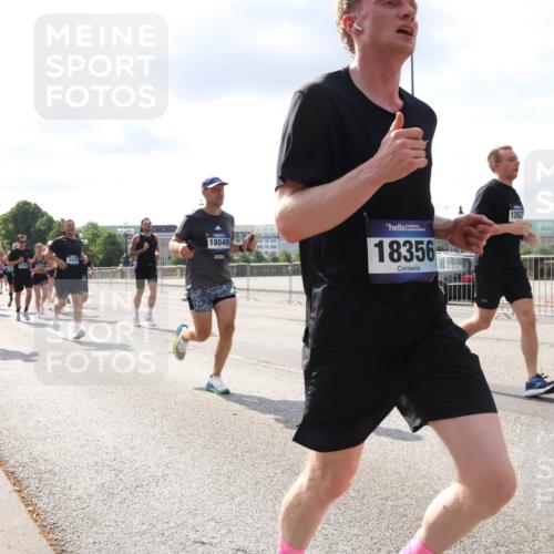 29.06.2025 - hella hamburg halbmarathon Lena Gebhardt http://msf.ph/oto/8421554 29.06.2025 09:51:49 Lombardsbrücke 13183, 135, 18049, 3437, 2023, 18356, 12622, 1434, 1136, 1312, 1353, 1520, 1569, 1570, 1903, 1912, 1920, 2653, 2880, 2972, 3437, 3523, 3697, 4297, 4634, 4759, 4843, 4865, 4991, 4999, 5014, 5047, 5129, 5231, 5336, 5375, 5410, 5987, 6490, 6700, 6705, 6770, 7092, 7105, 7185, 7363, 8074, 8346, 8359, 8564, 8871, 8900, 9114, 9358, 9364, 9659, 10319, 10375, 10480, 10669, 10691, 10934, 10978, 11021, 11049, 11417, 11714, 11959, 12438, 12623, 12711 meine-sportfotos.de