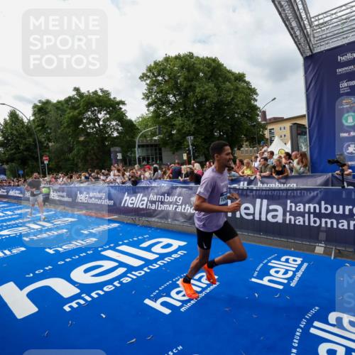 29.06.2025 - hella hamburg halbmarathon Zöllner http://msf.ph/oto/8421563 29.06.2025 10:32:01 Ziel 1407, 4129, 4698, 6619, 10927, 11199 meine-sportfotos.de