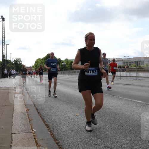 29.06.2025 - hella hamburg halbmarathon Lena Gebhardt http://msf.ph/oto/8421570 29.06.2025 10:05:52 Lombardsbrücke 18973, 5762, 1229, 1448, 1830, 1842, 1936, 1981, 2298, 2471, 2540, 2624, 3062, 3461, 3929, 4014, 4169, 4542, 4782, 5073, 5762, 6014, 7741, 8051, 8316, 8894, 8909, 9339, 9477, 9736, 9737, 9738, 9917, 10343, 10791, 10998, 11784, 11873, 11958, 13042, 13054, 14369, 14465, 14642, 14987, 15229, 15766, 15772, 16441, 16546, 16687, 17731, 17740, 17746, 17885, 18768, 18857, 18973, 19248 meine-sportfotos.de