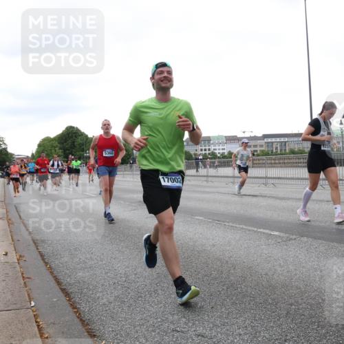 29.06.2025 - hella hamburg halbmarathon Lena Gebhardt http://msf.ph/oto/8421577 29.06.2025 10:52:38 Lombardsbrücke 5360, 17002, 122, 132, 1369, 1826, 2146, 2362, 2420, 2528, 2701, 2983, 3140, 3227, 3645, 4436, 4591, 4729, 4815, 5262, 5360, 6386, 6403, 6404, 6406, 6671, 6985, 7032, 7511, 7690, 7691, 7735, 7737, 7812, 8194, 8196, 8641, 9068, 9070, 9103, 9368, 9545, 9731, 10055, 10080, 10296, 10342, 10392, 10600, 10634, 10879, 10884, 10928, 10981, 11084, 11126, 11127, 11297, 11736, 11899, 11919, 11974, 12127, 12128, 12546, 12558, 12994, 14009 meine-sportfotos.de