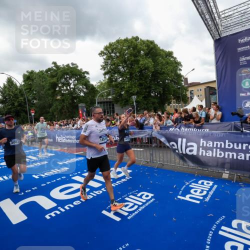 29.06.2025 - hella hamburg halbmarathon Zöllner http://msf.ph/oto/8421595 29.06.2025 10:53:50 Ziel 1422, 2082, 2518, 5607, 6260, 6877, 7177, 8285, 8335, 9922, 10529, 10891, 14026, 14702, 14818, 15502, 17482, 17740, 18249, 18487, 18514, 18759 meine-sportfotos.de
