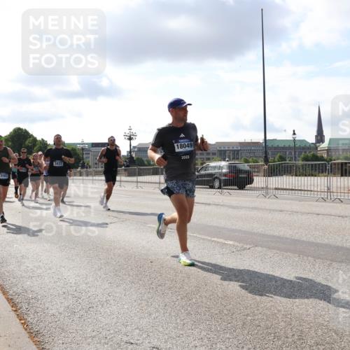 29.06.2025 - hella hamburg halbmarathon Lena Gebhardt http://msf.ph/oto/8421596 29.06.2025 09:51:50 Lombardsbrücke 15185, 13183, 3437, 18049, 2023, 12623, 1312, 1353, 1520, 1569, 1570, 1763, 1903, 1912, 1920, 2653, 2880, 2972, 3437, 3523, 3697, 4297, 4634, 4759, 4843, 4865, 4991, 4999, 5014, 5047, 5129, 5231, 5336, 5375, 5410, 5690, 5987, 6490, 6700, 6705, 6770, 7092, 7105, 7185, 7363, 8074, 8346, 8359, 8564, 8871, 8900, 9114, 9358, 9364, 9659, 10319, 10375, 10480, 10669, 10691, 10934, 10978, 11021, 11049, 11417, 11714, 11959, 12438, 12623, 12711 meine-sportfotos.de