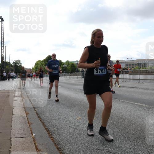 29.06.2025 - hella hamburg halbmarathon Lena Gebhardt http://msf.ph/oto/8421599 29.06.2025 10:05:52 Lombardsbrücke 18973, 5762, 1229, 1448, 1830, 1842, 1936, 1981, 2298, 2471, 2540, 2624, 3062, 3461, 3929, 4014, 4169, 4542, 4782, 5073, 5762, 6014, 7741, 8051, 8316, 8894, 8909, 9339, 9477, 9736, 9737, 9738, 9917, 10343, 10791, 10998, 11784, 11873, 11958, 13042, 13054, 14369, 14465, 14642, 14987, 15229, 15766, 15772, 16441, 16546, 16687, 17731, 17740, 17746, 17885, 18768, 18857, 18973, 19248 meine-sportfotos.de