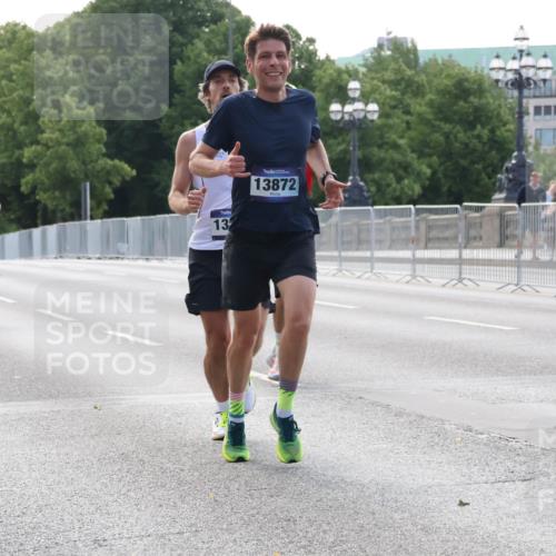 29.06.2025 - hella hamburg halbmarathon Lena Gebhardt http://msf.ph/oto/8421600 29.06.2025 09:42:30 Lombardsbrücke 17614, 905, 19078, 13, 13872, 2604, 2618, 7331, 7855, 9269, 10468, 10485, 11078, 12360, 13872, 13913, 14113, 14506, 14753, 14836, 15253, 16615, 17003, 17614, 18569, 19041, 19042, 19050, 19078 meine-sportfotos.de