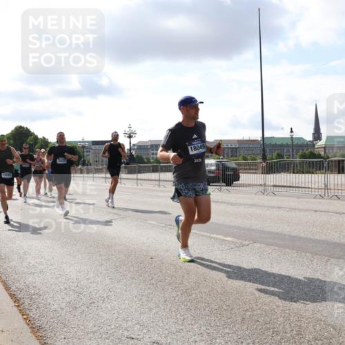 29.06.2025 - hella hamburg halbmarathon Lena Gebhardt http://msf.ph/oto/8421611 29.06.2025 09:51:50 Lombardsbrücke 15185, 13183, 359, 3437, 18049, 2023, 12623, 1312, 1353, 1520, 1569, 1570, 1763, 1903, 1912, 1920, 2653, 2880, 2972, 3437, 3523, 3697, 4297, 4634, 4759, 4843, 4865, 4991, 4999, 5014, 5047, 5129, 5231, 5336, 5375, 5410, 5690, 5987, 6490, 6700, 6705, 6770, 7092, 7105, 7185, 7363, 8074, 8346, 8359, 8564, 8871, 8900, 9114, 9358, 9364, 9659, 10319, 10375, 10480, 10669, 10691, 10934, 10978, 11021, 11049, 11417, 11714, 11959, 12438, 12623, 12711 meine-sportfotos.de