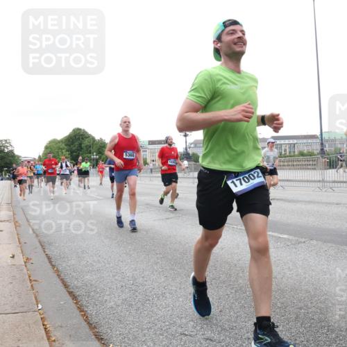 29.06.2025 - hella hamburg halbmarathon Lena Gebhardt http://msf.ph/oto/8421612 29.06.2025 10:52:38 Lombardsbrücke 5360, 17002, 122, 1369, 1826, 2146, 2362, 2420, 2528, 2701, 2983, 3140, 3227, 3645, 4436, 4591, 4729, 4815, 5262, 5360, 6386, 6403, 6404, 6406, 6671, 6985, 7032, 7511, 7690, 7691, 7735, 7737, 7812, 8194, 8196, 8641, 9068, 9070, 9103, 9368, 9545, 9731, 10055, 10080, 10296, 10342, 10392, 10600, 10634, 10879, 10884, 10928, 10981, 11084, 11126, 11127, 11297, 11736, 11899, 11919, 11974, 12127, 12128, 12546, 12558, 12994, 14009 meine-sportfotos.de