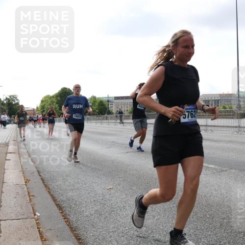 29.06.2025 - hella hamburg halbmarathon Lena Gebhardt http://msf.ph/oto/8421623 29.06.2025 10:05:52 Lombardsbrücke 8894, 18973, 5762, 1229, 1448, 1830, 1842, 1936, 1981, 2298, 2471, 2540, 2624, 3062, 3461, 3929, 4014, 4169, 4542, 4782, 5073, 5762, 6014, 7741, 8051, 8316, 8894, 8909, 9339, 9477, 9736, 9737, 9738, 9917, 10343, 10791, 10998, 11784, 11873, 11958, 13042, 13054, 14369, 14465, 14642, 14987, 15229, 15766, 15772, 16441, 16546, 16687, 17731, 17740, 17746, 17885, 18768, 18857, 18973, 19248 meine-sportfotos.de