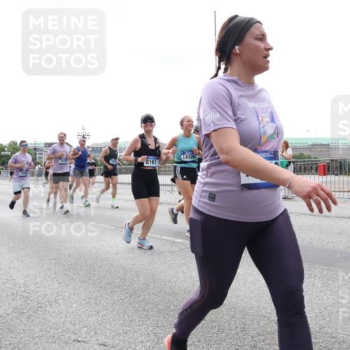 29.06.2025 - hella hamburg halbmarathon Lena Gebhardt http://msf.ph/oto/8421631 29.06.2025 10:42:56 Lombardsbrücke 3378, 8161, 14126, 1149, 1467, 1656, 1788, 1964, 1994, 2103, 2134, 2158, 2267, 2361, 2401, 2450, 2509, 2538, 2580, 2940, 2941, 2971, 3074, 3283, 3378, 3518, 3638, 3764, 3874, 4092, 4105, 4177, 4302, 4334, 4385, 4680, 4778, 5067, 5268, 5403, 5417, 5610, 5755, 5967, 6120, 6764, 7040, 7043, 7461, 7513, 8161, 8184, 8529, 8795, 8816, 8991, 9072, 9304, 9378, 9644, 10008, 10180, 10454, 10697, 11142, 11710, 12151, 12441, 13049, 13241 meine-sportfotos.de
