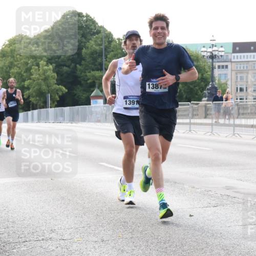 29.06.2025 - hella hamburg halbmarathon Lena Gebhardt http://msf.ph/oto/8421633 29.06.2025 09:42:31 Lombardsbrücke 17614, 1050, 19078, 1391, 1387, 2604, 2618, 5612, 7331, 7855, 9269, 10468, 10485, 11078, 12360, 13872, 13913, 14113, 14506, 14753, 14836, 15253, 16615, 17003, 17614, 18569, 19041, 19042, 19050, 19078 meine-sportfotos.de