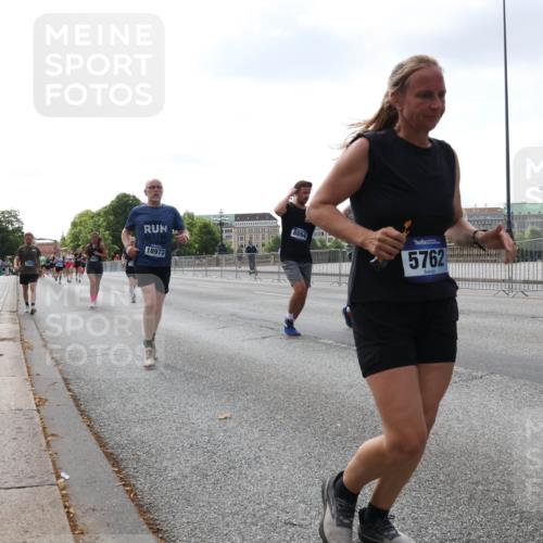 29.06.2025 - hella hamburg halbmarathon Lena Gebhardt http://msf.ph/oto/8421646 29.06.2025 10:05:52 Lombardsbrücke 18973, 8894, 5762, 1229, 1448, 1830, 1842, 1936, 1981, 2298, 2471, 2540, 2624, 3062, 3461, 3929, 4014, 4169, 4542, 4782, 5073, 5762, 6014, 7741, 8051, 8316, 8894, 8909, 9339, 9477, 9736, 9737, 9738, 9917, 10343, 10791, 10998, 11784, 11873, 11958, 13042, 13054, 14369, 14465, 14642, 14987, 15229, 15766, 15772, 16441, 16546, 16687, 17731, 17740, 17746, 17885, 18768, 18857, 18973, 19248 meine-sportfotos.de