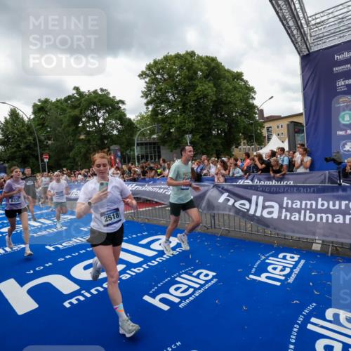 29.06.2025 - hella hamburg halbmarathon Zöllner http://msf.ph/oto/8421647 29.06.2025 10:53:51 Ziel 1422, 1706, 1870, 2082, 2518, 5607, 6260, 6877, 7177, 8285, 8335, 9922, 10529, 10891, 12413, 14026, 14702, 14818, 15502, 16538, 17740, 18249, 18418, 18487, 18514, 18759, 18915, 19177 meine-sportfotos.de