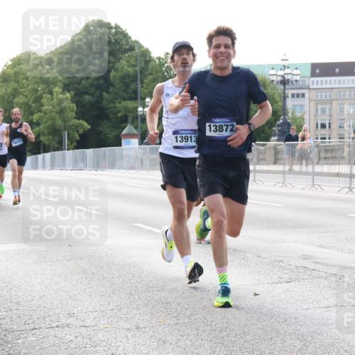29.06.2025 - hella hamburg halbmarathon Lena Gebhardt http://msf.ph/oto/8421649 29.06.2025 09:42:31 Lombardsbrücke 17614, 050, 19078, 13913, 13872, 2604, 2618, 5612, 7331, 7855, 9269, 10468, 10485, 11078, 12360, 13872, 13913, 14113, 14506, 14753, 14836, 15253, 16615, 17003, 17614, 18569, 19041, 19042, 19050, 19078 meine-sportfotos.de