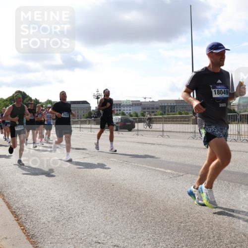 29.06.2025 - hella hamburg halbmarathon Lena Gebhardt http://msf.ph/oto/8421650 29.06.2025 09:51:50 Lombardsbrücke 15185, 13183, 3437, 18049, 2023, 1312, 1353, 1520, 1569, 1570, 1763, 1903, 1912, 1920, 2653, 2880, 2972, 3437, 3523, 3697, 4297, 4634, 4759, 4843, 4865, 4991, 4999, 5014, 5047, 5129, 5231, 5336, 5375, 5410, 5690, 5987, 6490, 6700, 6705, 6770, 7092, 7105, 7185, 7363, 8074, 8346, 8359, 8564, 8871, 8900, 9114, 9358, 9364, 9659, 10319, 10375, 10480, 10669, 10691, 10934, 10978, 11021, 11049, 11417, 11714, 11959, 12438, 12623, 12711 meine-sportfotos.de