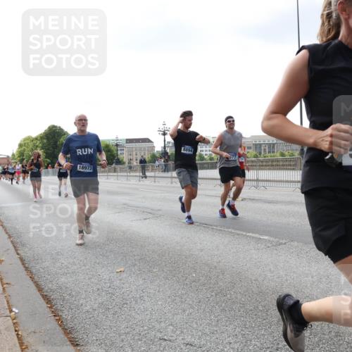 29.06.2025 - hella hamburg halbmarathon Lena Gebhardt http://msf.ph/oto/8421668 29.06.2025 10:05:53 Lombardsbrücke 8894, 18973, 377, 5762, 1229, 1448, 1830, 1842, 1936, 1981, 2298, 2471, 2540, 2624, 3062, 3461, 3929, 4014, 4169, 4542, 4782, 5073, 5762, 6014, 7138, 7741, 8051, 8316, 8894, 8909, 9339, 9477, 9736, 9737, 9738, 9917, 10343, 10791, 10998, 11784, 11873, 11958, 13042, 13054, 14369, 14465, 14642, 14987, 15229, 15766, 15772, 16441, 16546, 16687, 17239, 17731, 17740, 17746, 17885, 18768, 18857, 18973, 19248 meine-sportfotos.de