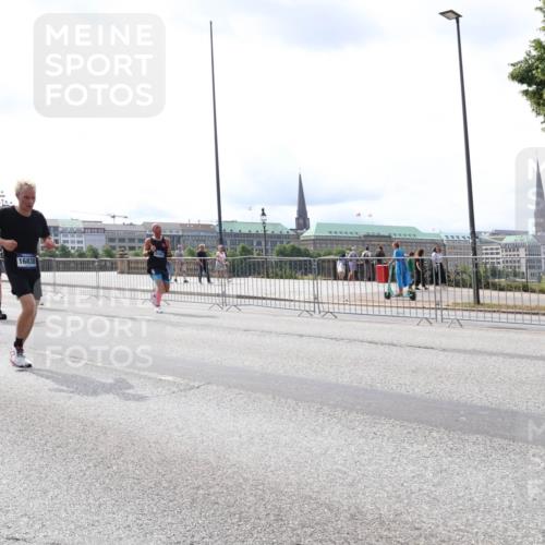 29.06.2025 - hella hamburg halbmarathon Lena Gebhardt http://msf.ph/oto/8421678 29.06.2025 10:27:47 Lombardsbrücke 17791, 16838, 1148, 2080, 3389, 4372, 5177, 5285, 5825, 5847, 6214, 6632, 7497, 7764, 7978, 8085, 9567, 9688, 10158, 10412, 10413, 11256, 11692, 11739, 12500, 12780, 12823, 12842, 13043, 13678, 13860, 14206, 15607, 15608, 16569, 16804, 16838, 17427, 17791, 18012, 18097, 18301, 18626, 18766 meine-sportfotos.de