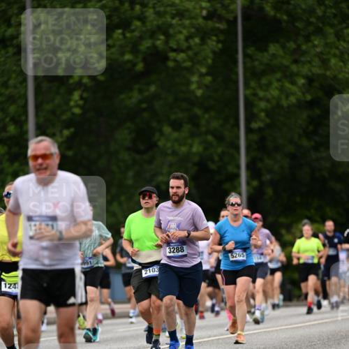 29.06.2025 - hella hamburg halbmarathon Dr. Thomas Lammeyer http://msf.ph/oto/8421679 29.06.2025 10:47:42 Kennedybrücke 1226, 1310, 1467, 1788, 1878, 2103, 2158, 2267, 2538, 2971, 3283, 3288, 3518, 3764, 4105, 4177, 4302, 4353, 5265, 5370, 5755, 7461, 7872, 8135, 8233, 8991, 9831, 9976, 10083, 10200, 10536 meine-sportfotos.de