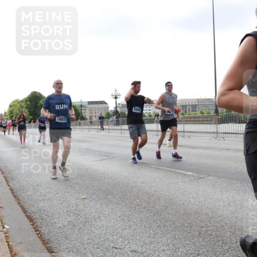 29.06.2025 - hella hamburg halbmarathon Lena Gebhardt http://msf.ph/oto/8421694 29.06.2025 10:05:53 Lombardsbrücke 3929, 18973, 8894, 3762, 1229, 1448, 1830, 1842, 1936, 1981, 2298, 2471, 2540, 2624, 3062, 3461, 3929, 4014, 4169, 4542, 4782, 5073, 5762, 6014, 7138, 7741, 8051, 8316, 8894, 8909, 9339, 9477, 9736, 9737, 9738, 9917, 10343, 10791, 10998, 11784, 11873, 11958, 13042, 13054, 14369, 14465, 14642, 14987, 15229, 15766, 15772, 16441, 16546, 16687, 17239, 17731, 17740, 17746, 17885, 18768, 18857, 18973, 19248 meine-sportfotos.de